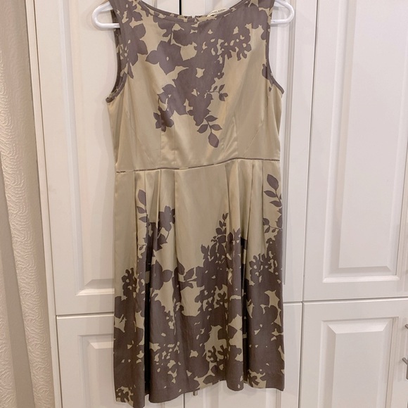 Banana Republic dress with pockets. Zip up back. Used but in very good condition - Picture 2 of 5